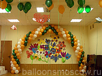 актовый зал украшен шариками к празднику последнего звонка