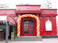 Лаконичная двухцветная арка украшает вход в ресторан