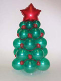 рождественская елка из воздушных шариков с красной звездой из фольги