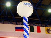 большой воздушный шар с гелием поднял гирлянду из воздушных шаров над выставочным стендом компании