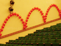 Цепочки из красных шаров с гелием в концертном зале