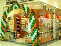 Открытие магазина украшение витрины аркой из воздушных шаров