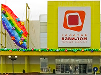 Украсить фасад и вход магазина воздушными шарами гирляндами из воздушных шаров