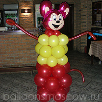 фигура мышки из красных и жёлтых воздушных шаров