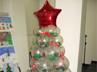 новогодняя елка из воздушных шариков со звездой из фольги