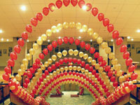 Оформление шарами свадебной лестницы цепочками красных и золотых воздушных шаров с гелием