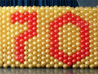 Панно из золотых шаров с цифрой 70 написанной шарами кирпичного цвета
