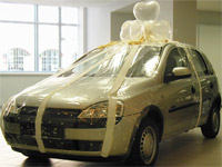 Автомобиль в подарок с пучком из шаров на крыше