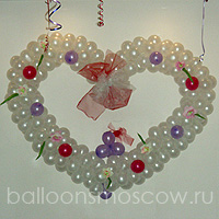 Сердце из воздушных шаров в подарок женщине 8 марта
