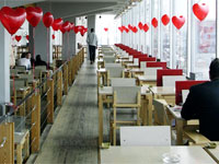 Кафе украшенио красными сердцами-валентинками с гелием 14 февраля