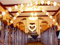Свадебный шатер из золотых и белых шаров с гелием