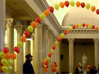 выпускной вечер украшен воздушными шариками
