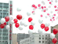 Запуск красных и белых шаров с напечатанным логотипом