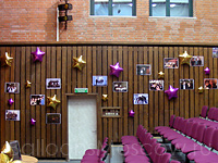 Звезды из фольги украшают стену в актовом зале